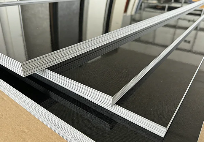 PET Mirror Carbon Crystal Wall Panelin ominaisuudet.